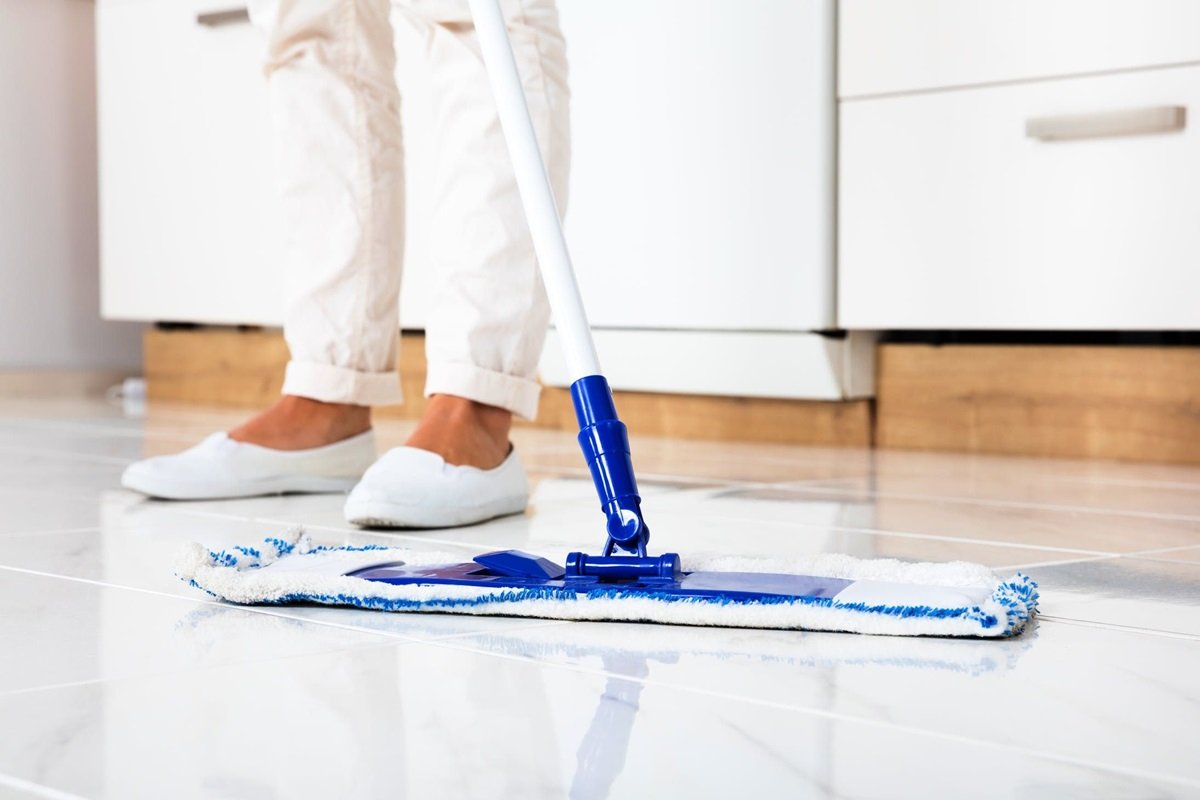 floor is cleaning wit clo2 cleaner and soft brush